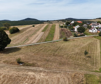 Inzercia nehnuteľností / NA PREDAJ: LUKRATÍVNY STAVEBNÝ POZEMOK V SRDCI OBCE MALÁ LEHOTA - foto