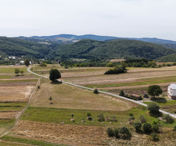 Inzercia nehnuteľností / NA PREDAJ: LUKRATÍVNY STAVEBNÝ POZEMOK V SRDCI OBCE MALÁ LEHOTA - foto