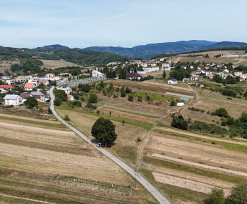 Inzercia nehnuteľností / NA PREDAJ: LUKRATÍVNY STAVEBNÝ POZEMOK V SRDCI OBCE MALÁ LEHOTA - foto